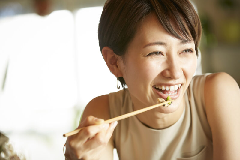 女性-笑顔－食べる-宅食