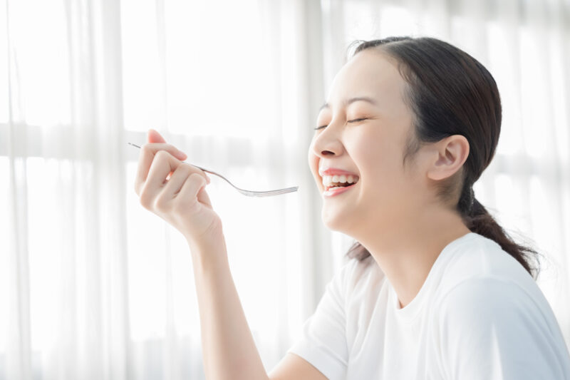 女性-笑顔－食べる-宅食