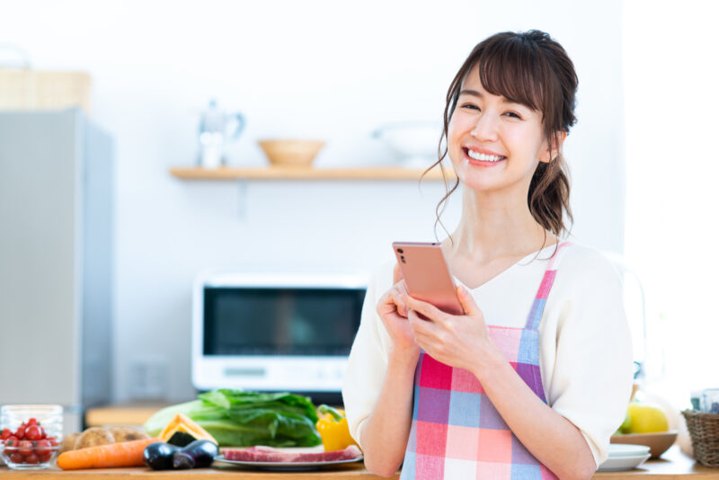 宅食-女性-スマホ-笑顔