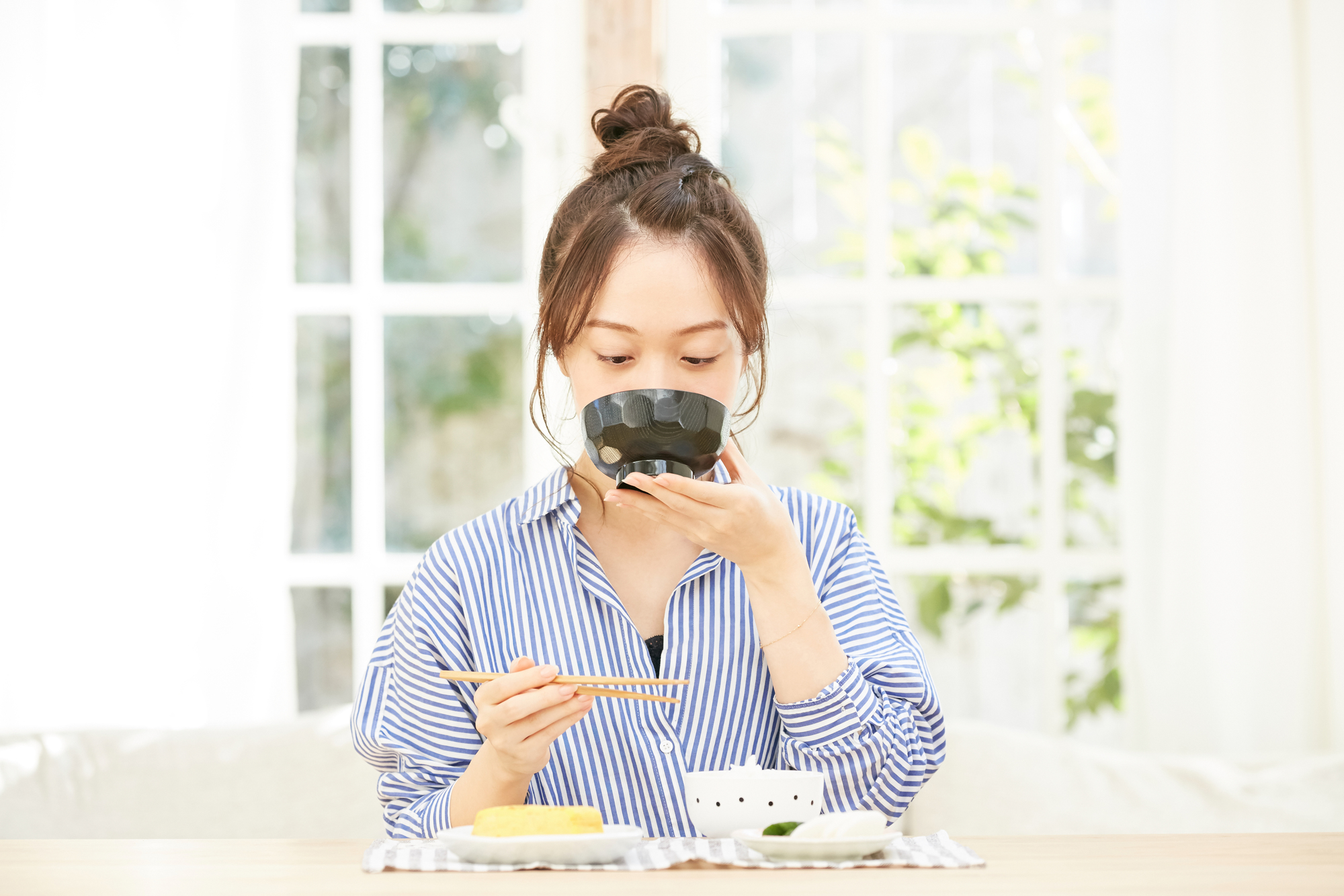 女性-笑顔－食べる-宅食