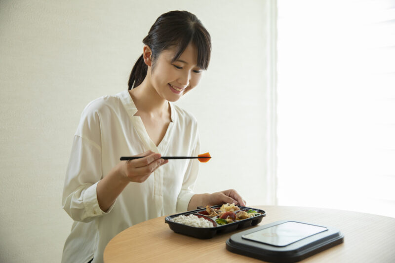 女性-笑顔－食べる-宅食