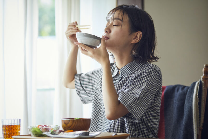 女性-笑顔－食べる-宅食