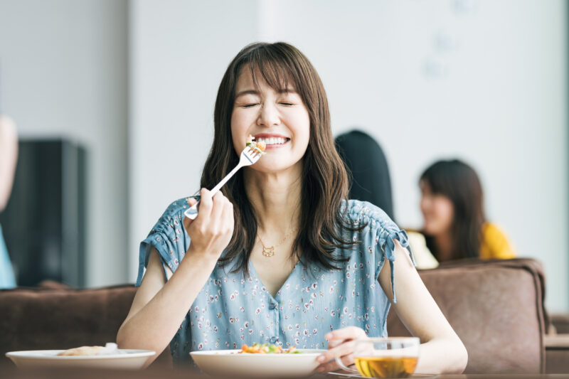 女性-笑顔－食べる-宅食