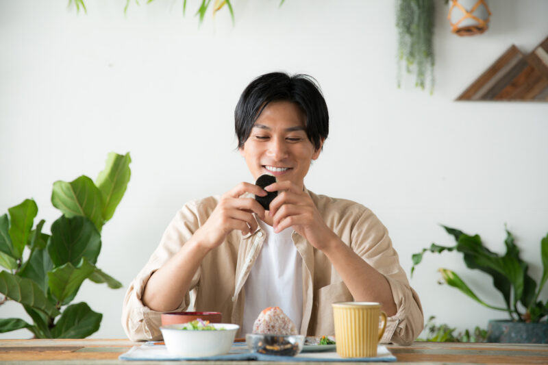 男性-笑顔－食べる-宅食