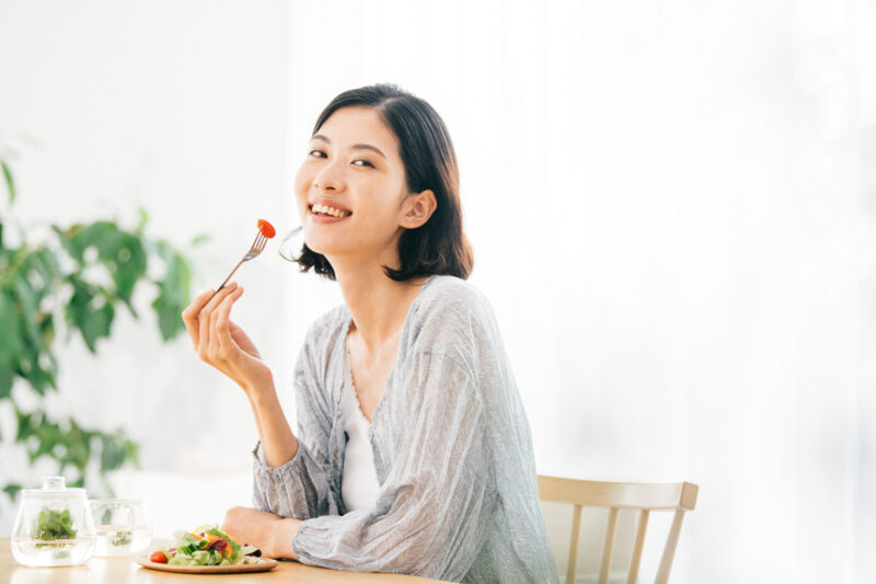 女性-笑顔－食べる-宅食