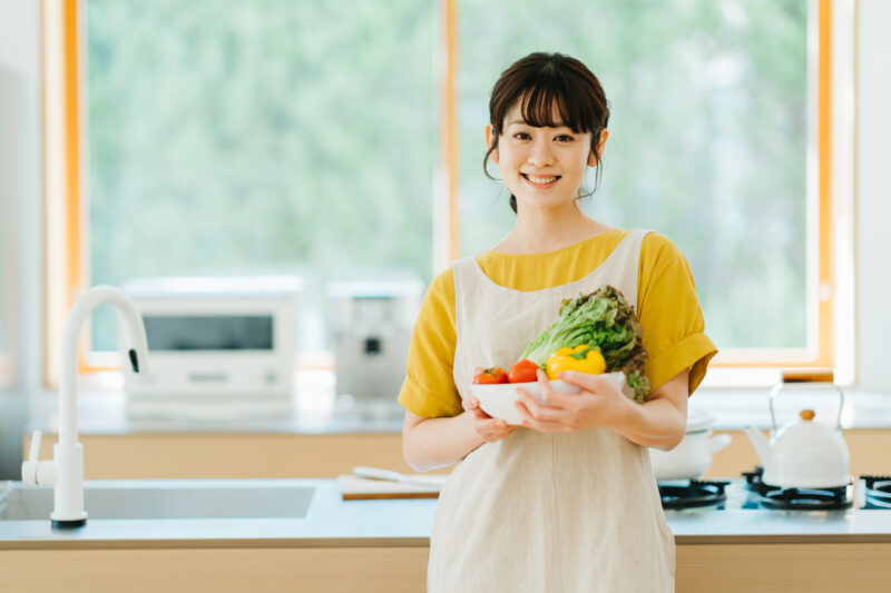 女性-笑顔-宅食