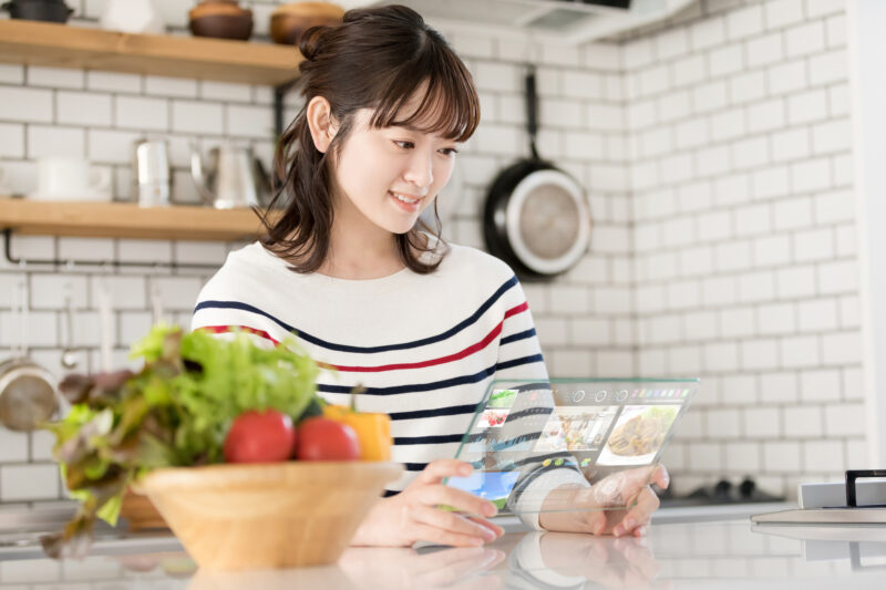 女性-笑顔-宅食