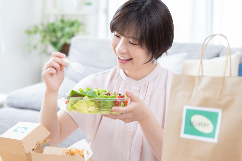 女性-笑顔－食べる-宅食