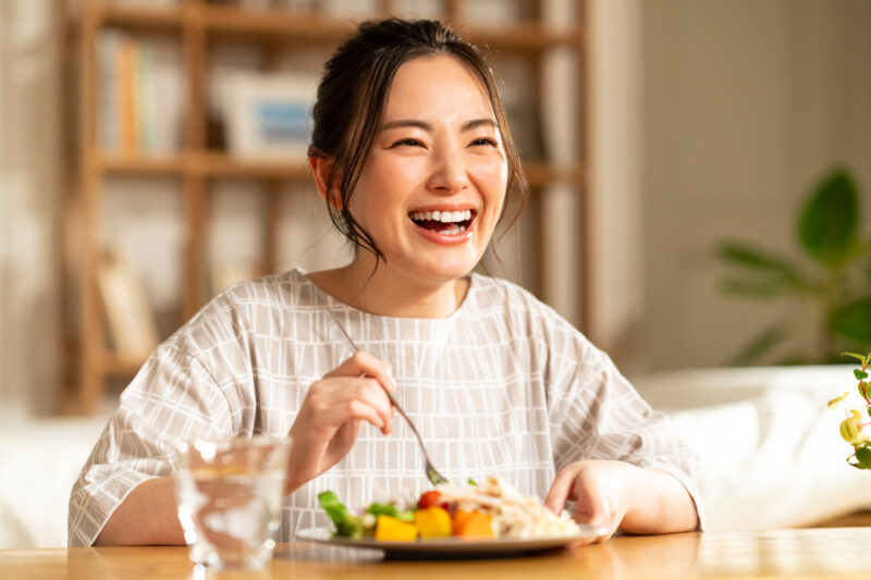 女性-笑顔－食べる-宅食