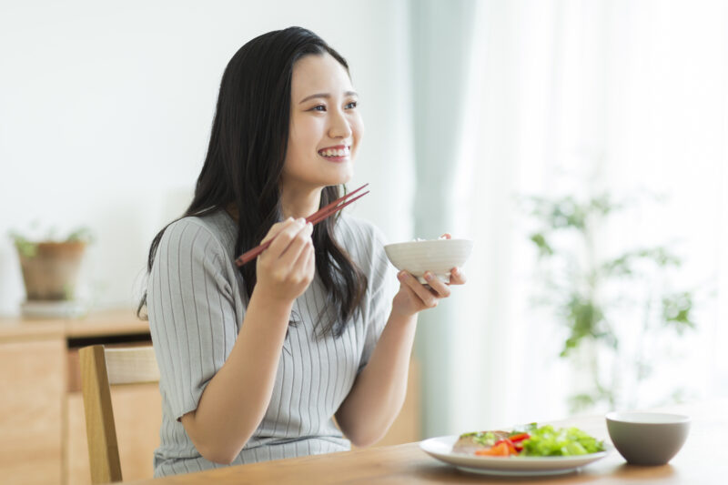 女性-笑顔－食べる-宅食