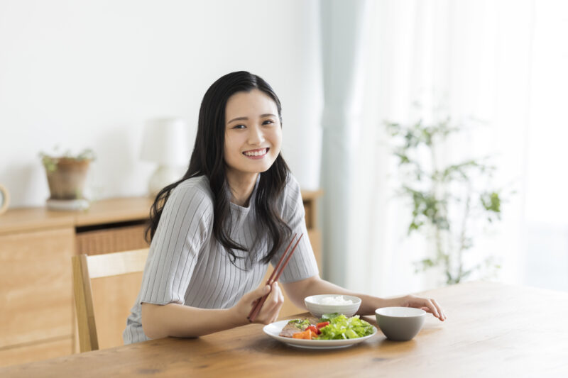 女性-笑顔－食べる-宅食