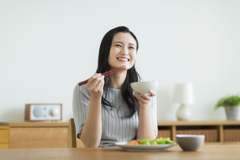 女性-笑顔－食べる-宅食