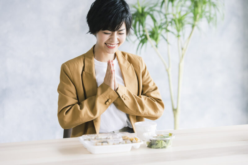 宅食-女性-ご飯