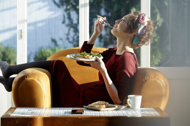 女性-笑顔－食べる-宅食