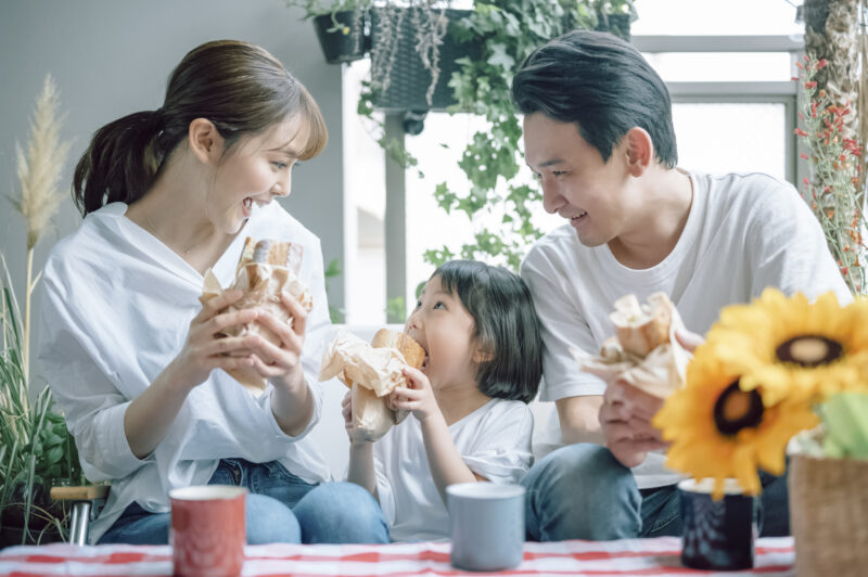 家族-笑顔－食べる-宅食