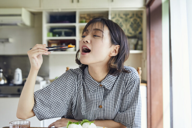 女性-笑顔－食べる-宅食