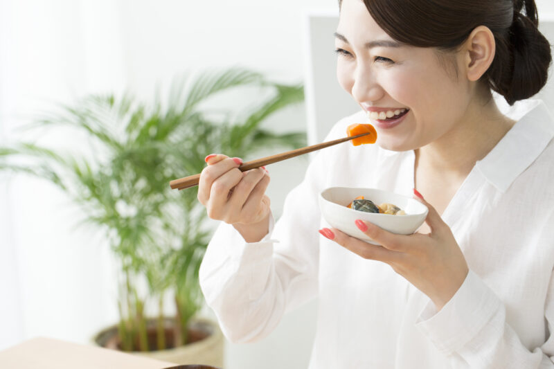 女性-笑顔－食べる-宅食