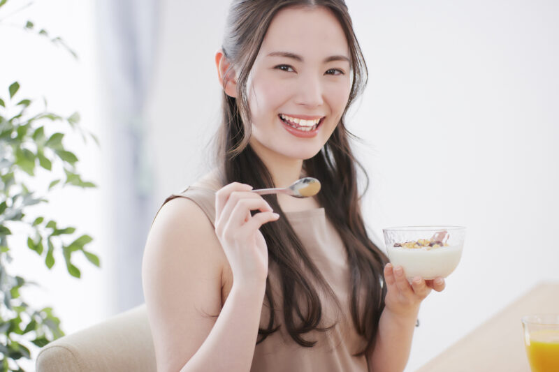 女性-笑顔－食べる-宅食